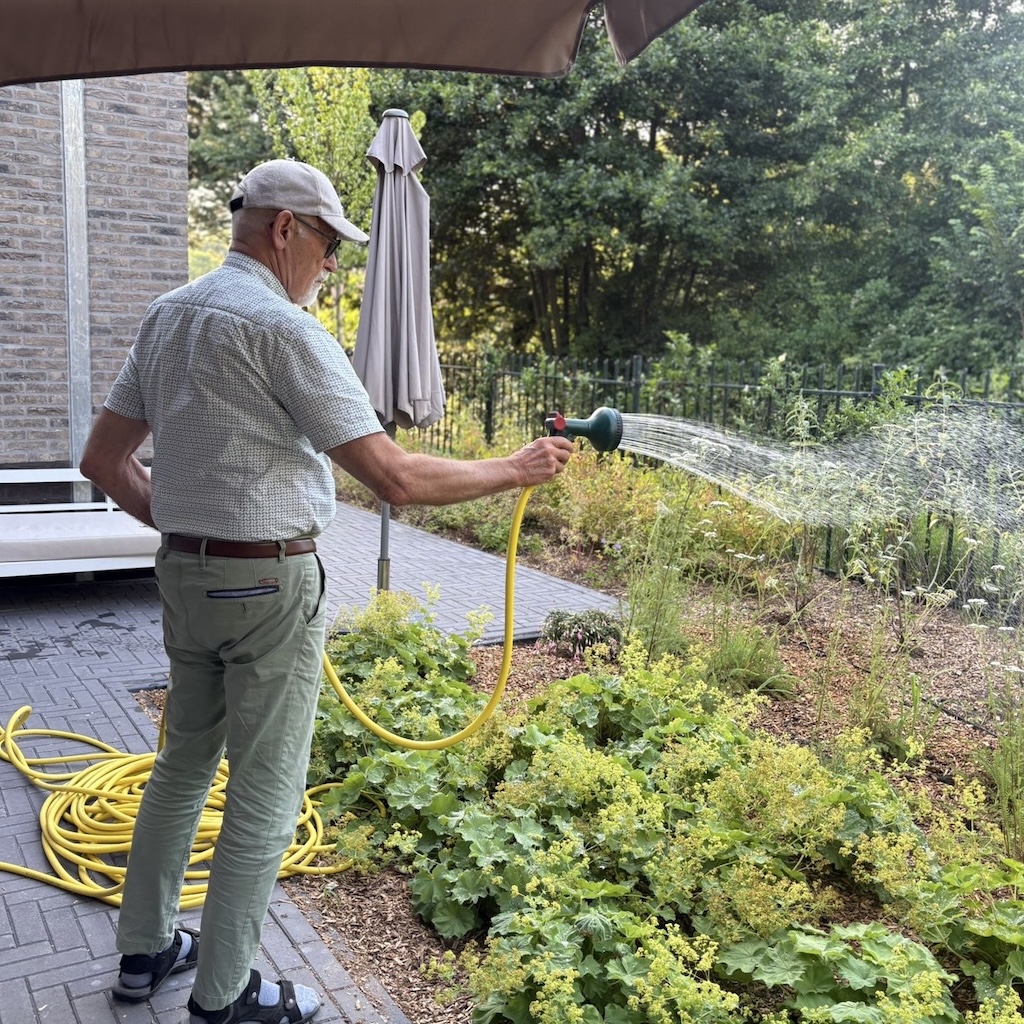 Dagen vol zorg en gezelligheid in onze villa - Kleinschalige woonzorg voor ouderen met een zorgvraag - Villa Roosenburch - Rozenburg - Tuin