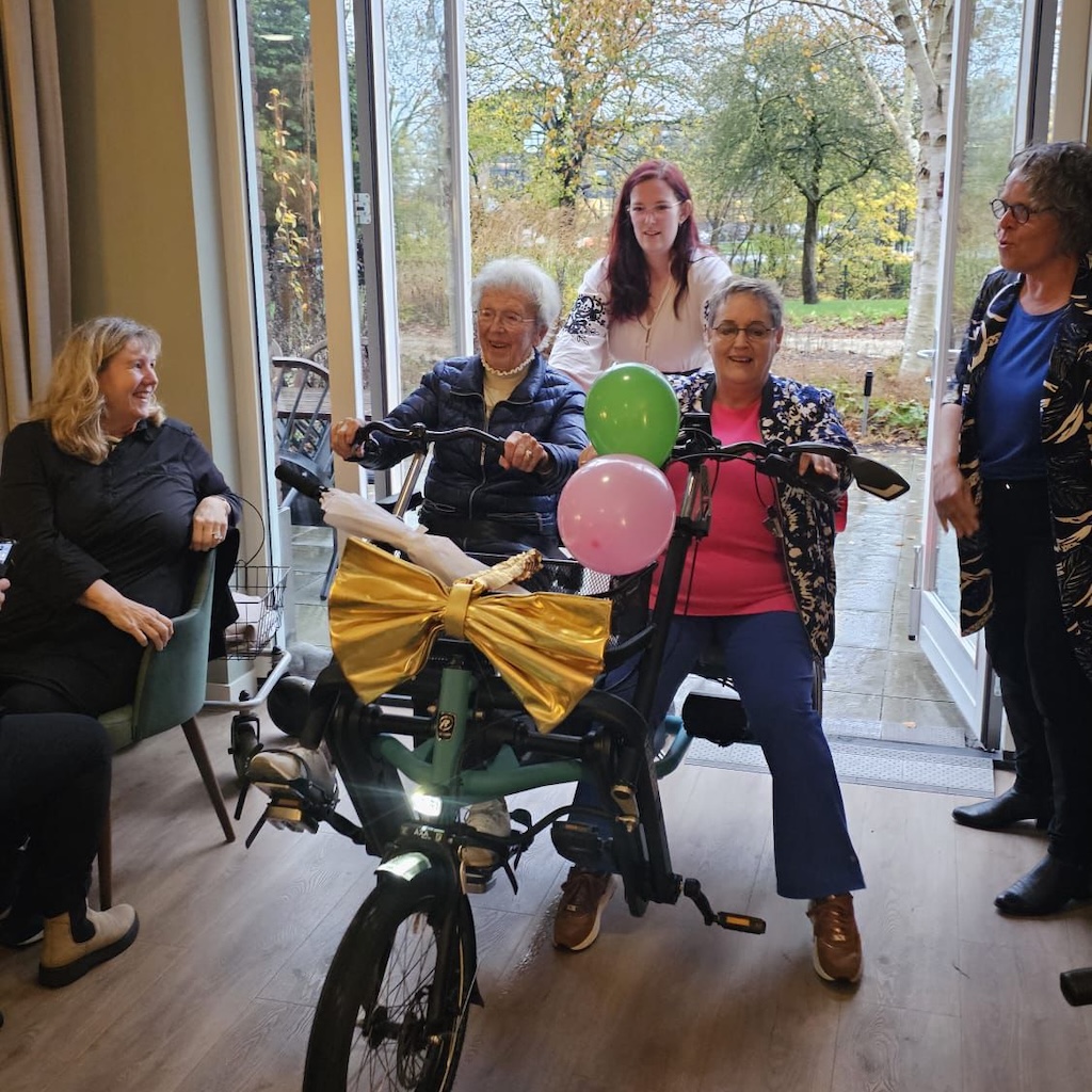 Samen successen vieren! Ons eenjarig bestaan - Villa de Zwette - Kleinschalige woonzorg voor ouderen met dementie - Sneek - Friesland - Bloezem